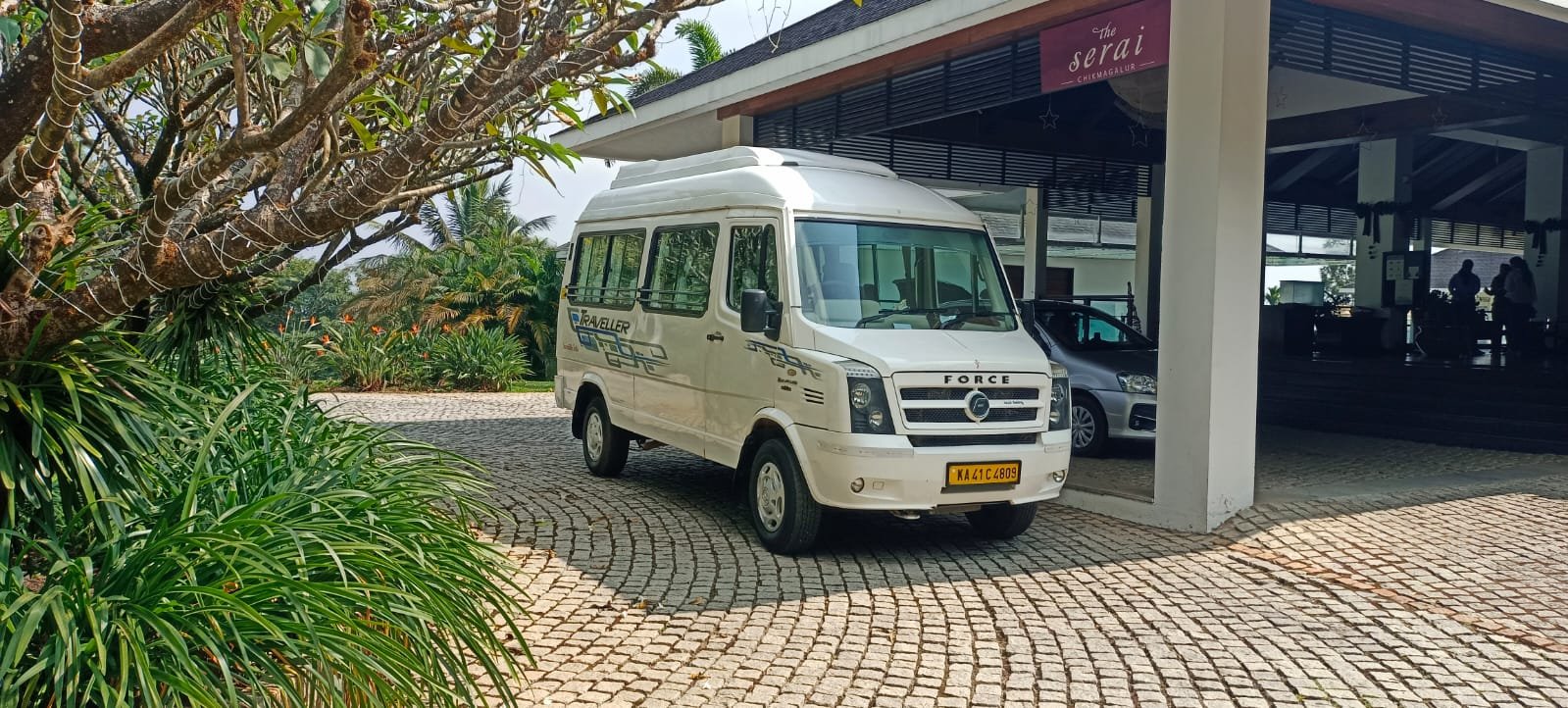TT Luxury 10 Seater Front View